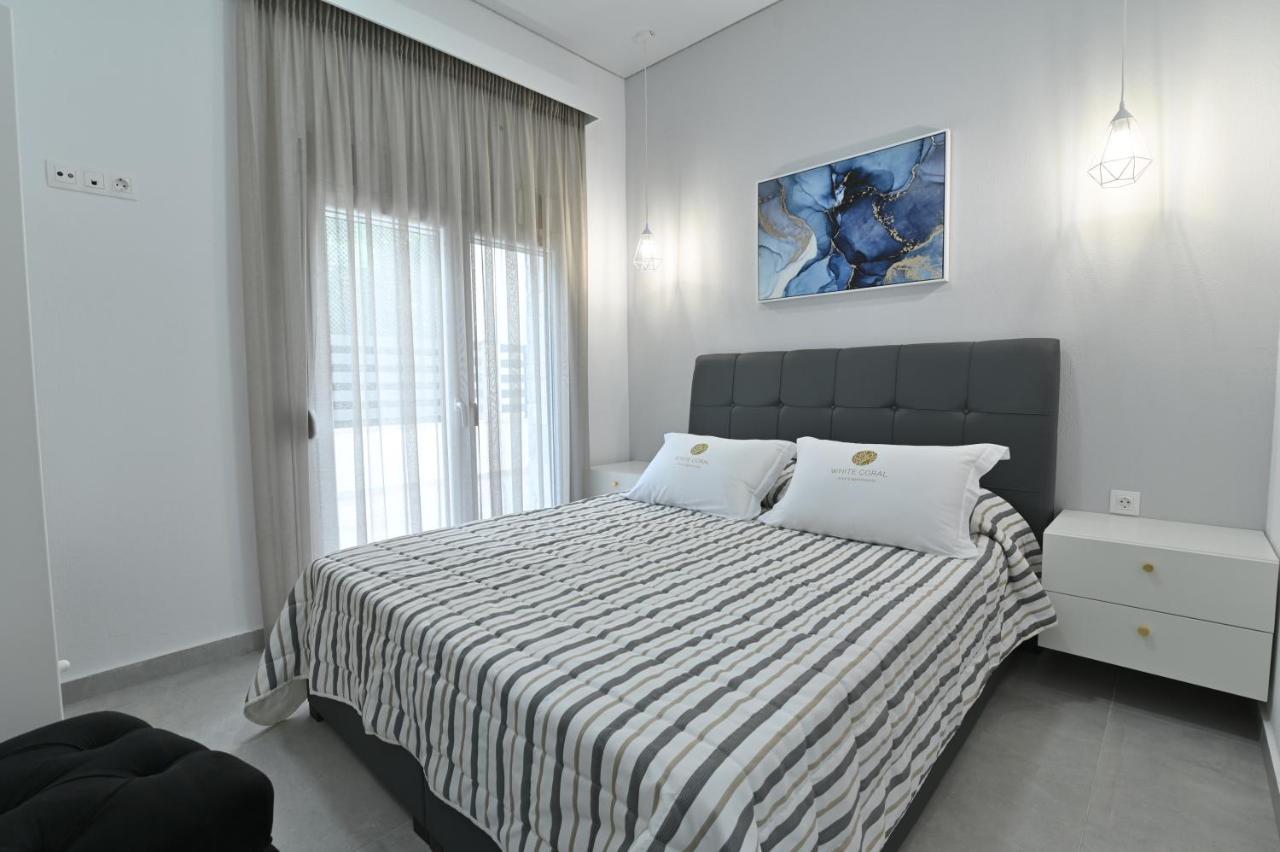 White Coral Luxury Apartments Nea Kallikrateia Номер фото